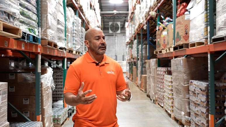 Paco Vélez, nos armazéns do banco de alimentos Feeding South Florida em Miami