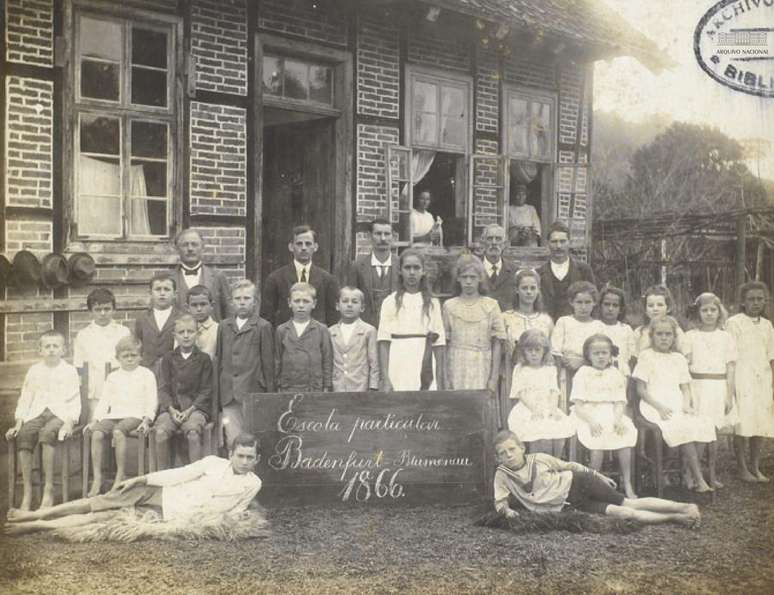 Colonos imigrantes em Blumenau no s&eacute;culo 19