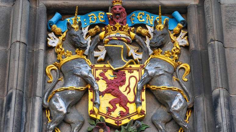 Brasão de Edimburgo, Escócia (Reino Unido) – depositphotos.com / lucianmilasan