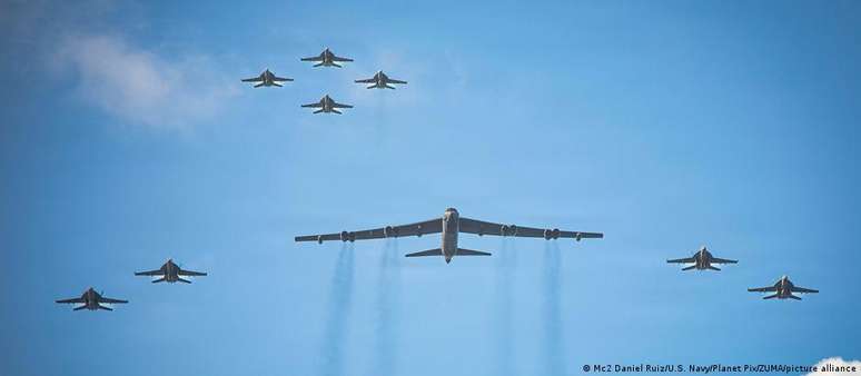 యునైటెడ్ స్టేట్స్ కరేబియన్‌లో ముఖ్యమైన సైనిక బృందాన్ని నిర్వహిస్తోంది [imagem do dia 13 de novembro de 2025]