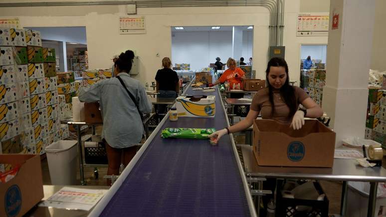 Grupos de voluntários se dedicam a verificar a qualidade dos produtos no banco de alimentos Feeding South Florida