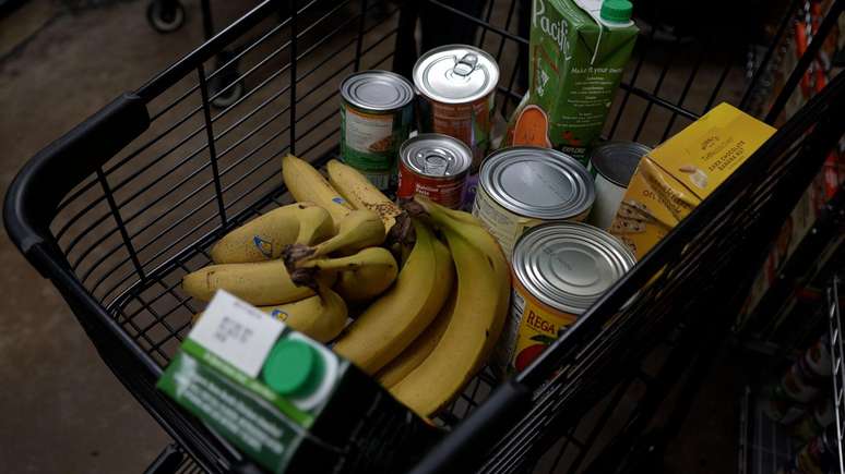 Alguns dos produtos retirados por Ilona Biskup no banco de alimentos