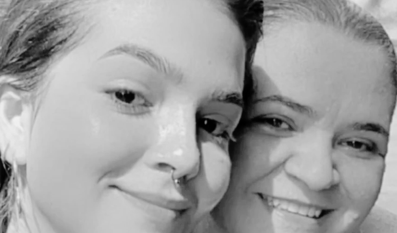 మెల్ మైయా 53 సంవత్సరాల వయస్సులో తన తల్లి డెబోరా మరణించిన తర్వాత అభిమానుల నుండి ఆప్యాయత సందేశాన్ని అందుకుంటుంది: 'నొప్పి ప్రేమగా మరియు కాంతిగా మారవచ్చు'