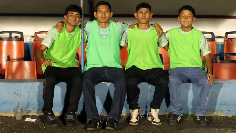 Muitos gandulas do FAS cresceram em locais dominados por gangues nos bairros pr&oacute;ximos. O segundo e o terceiro, da esquerda para a direita, s&atilde;o &Oacute;scar Men&eacute;ndez e Gerson Portales, entrevistados pela reportagem