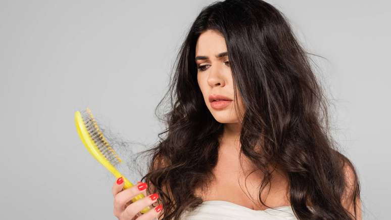 Alimentação equilibrada, redução de químicas e controle do estresse são fundamentais para evitar a queda capilar – depositphotos.com / IgorVetushko