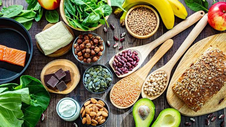 The variety of dietary options containing magnesium makes it easy to meet daily recommendations without having to rely exclusively on supplements