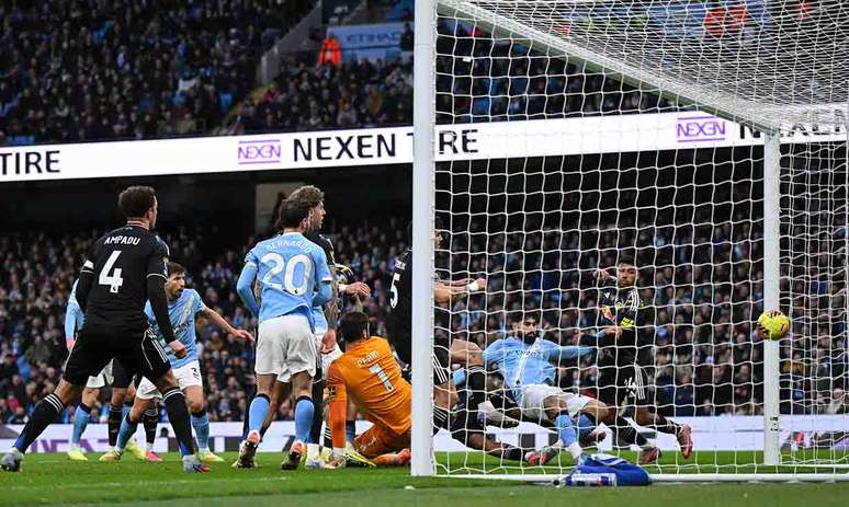 Momento do gol marcado por Gvardiol na vit&oacute;ria do Manchester City sobre o Leeds &ndash;