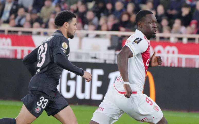 Jogadores de Monaco e PSG em disputa de bola na Ligue 1 –