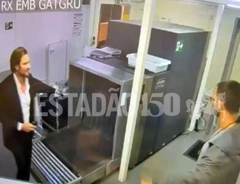 Sao Paulo SP 18/11/2025 ECONOMIA - OPERA&Ccedil;&Atilde;O COMPLIANCE ZERO - Imagem da c&acirc;mera de seguran&ccedil;a do Aeroporto de Guarulhos mostra dono do banco Master, Daniel Vorcaro, recebendo voz de pris&atilde;o de um policial federal &agrave; paisana Foto Reprodu&ccedil;&atilde;o Estad&atilde;o