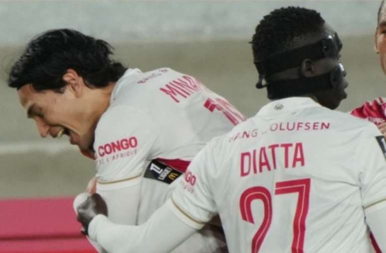 Jogadores de Monaco e PSG em disputa de bola na Ligue 1 –