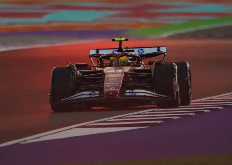 ఖతార్ గ్రాండ్ ప్రిక్స్ సమయంలో లూయిస్ హామిల్టన్