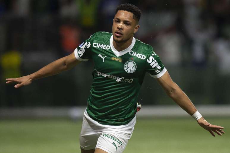 Vitor Roque (Palmeiras) celebrando seu gol contra o Santos, no dia 06.11.2025 