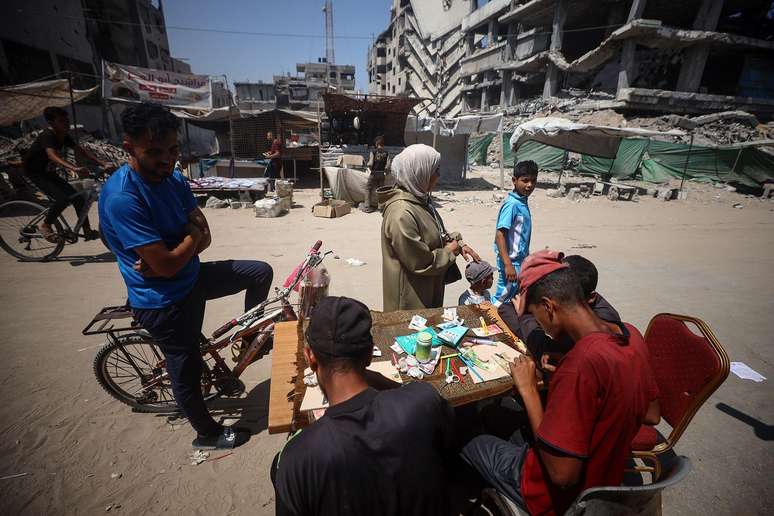 Banknote repair ended up becoming a business in Gaza