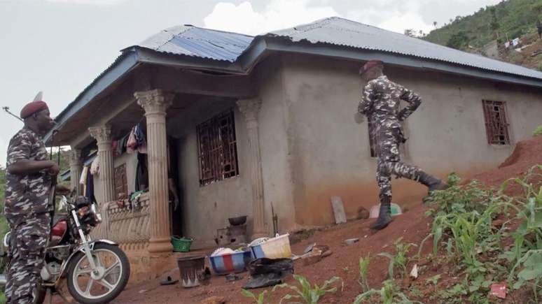 A pol&iacute;cia invadiu esta casa no distrito de Waterloo, na capital de Serra Leoa, Freetown. Idara e os outros ocupantes foram presos e acusados posteriormente, com base nas leis contra a feiti&ccedil;aria