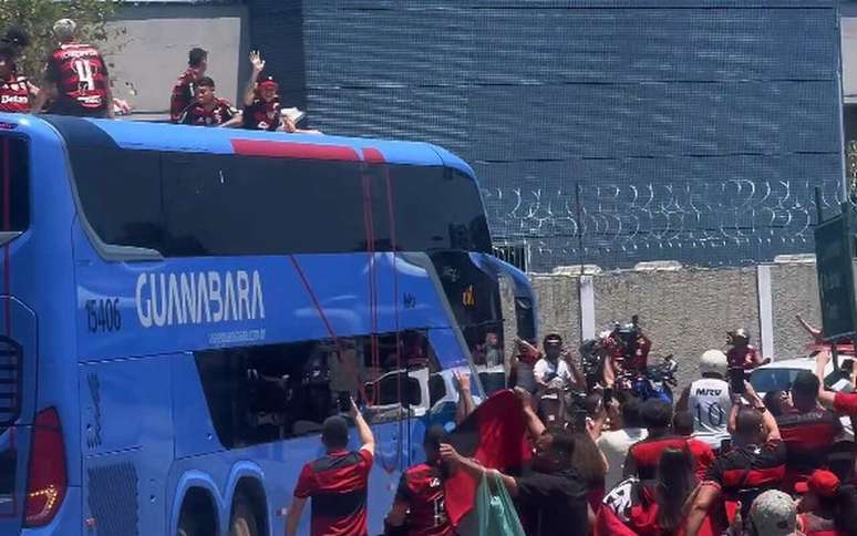 &Ocirc;nibus com os jogadores do Flamengo no Centro do Rio &ndash;