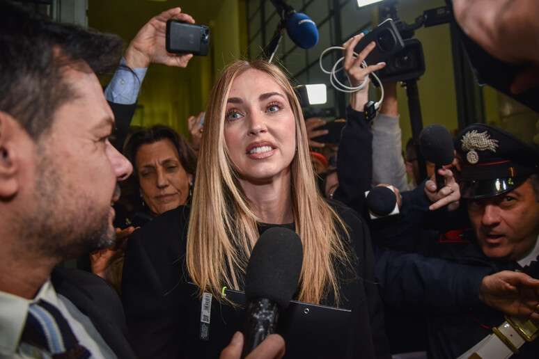 Chiara Ferragni na saída de tribunal em Milão em 25 de novembro