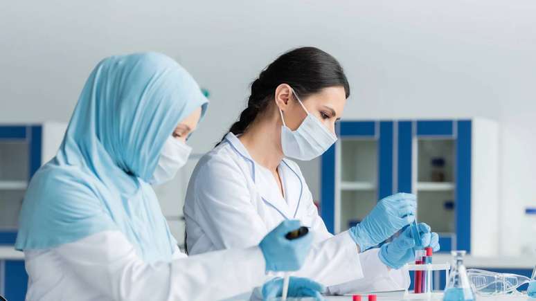 A ampliação da representatividade nos ensaios e a formação de profissionais conscientes são passos essenciais para transformar a prática médica – depositphotos.com / IgorVetushko