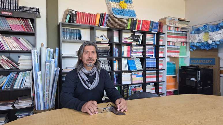 Jos&eacute; Luis Cabrera na biblioteca da escola secundarista CPEM 39 de A&ntilde;elo, na Argentina