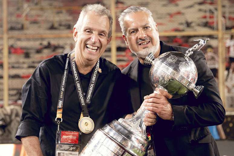 Papp alongside José Boto, Flamengo's director of football, with the Copa Libertadores -