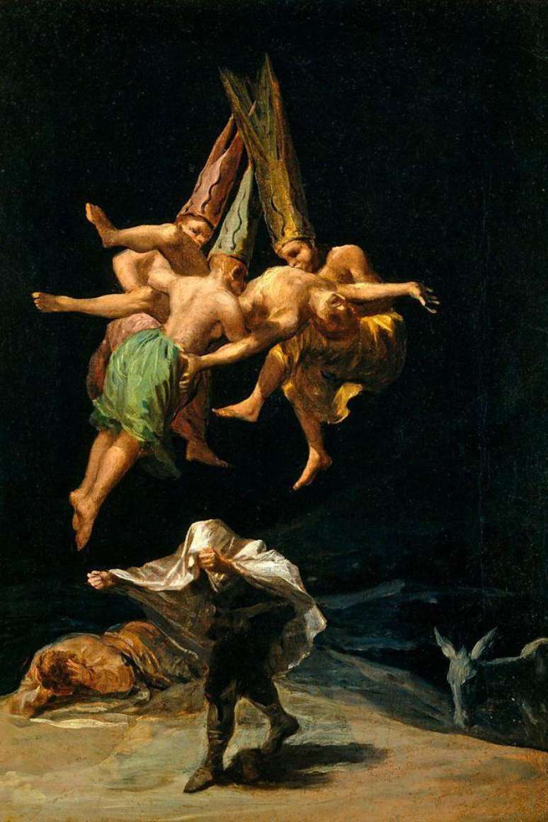 O Voo das Bruxas, de Francisco Goya (1746-1828), retrata tr&ecirc;s figuras flutuantes usando chap&eacute;us c&ocirc;nicos altos, carregando um homem no ar