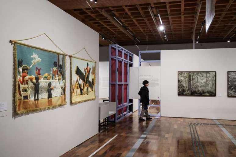 Obras de Heberth Sobral (&agrave; esquerda na imagem) recriam cenas de Debret com bonecos playmobil negros.