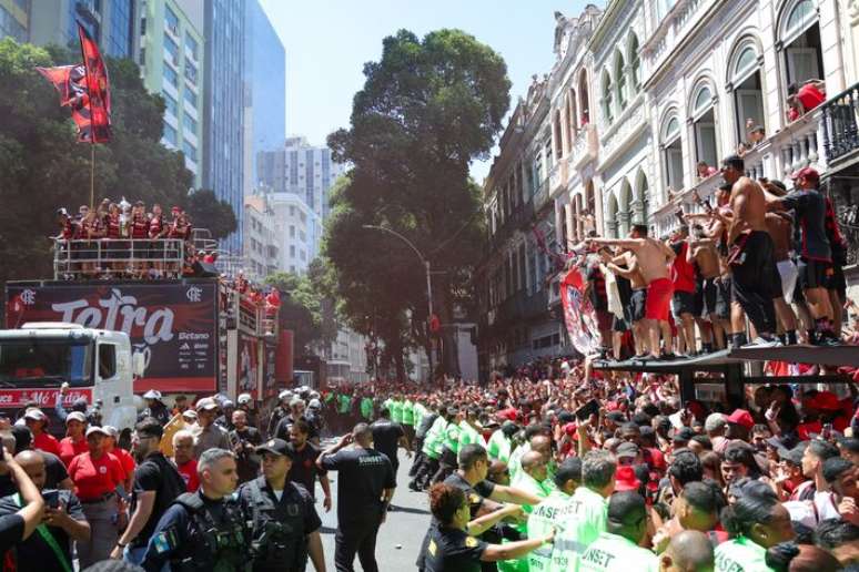 Confusion looms over a Flamengo celebration in central Rio, and the Prime Minister uses gas and rubber bullets