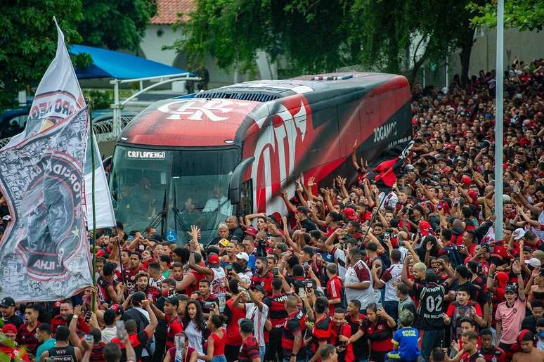 ஃபிளமெங்கோ ரசிகர்கள் லிமாவில் ஏறுவதற்கு முன் 