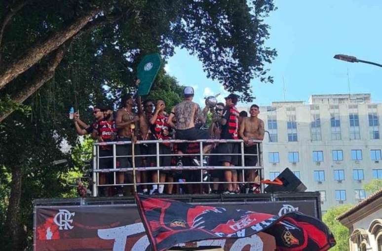 Flamengo team and fans celebrate in Rio to celebrate Flamengo's fourth goal -