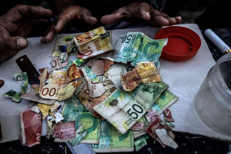 Merchants in Gaza do not want to accept old and damaged banknotes
