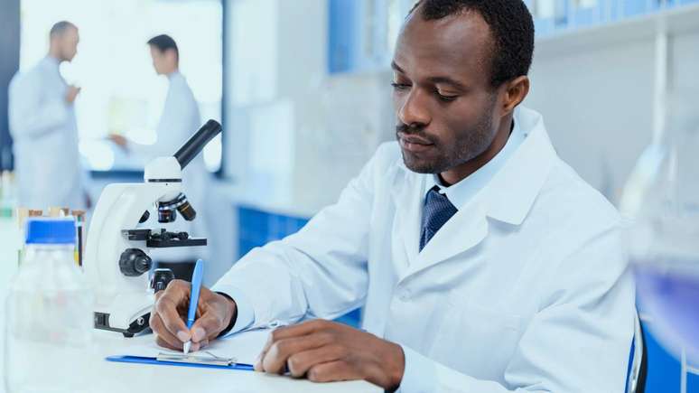 Sintomas femininos ignorados e estudos clínicos pouco diversos revelam os impactos persistentes da abordagem androcêntrica – depositphotos.com / IgorVetushko