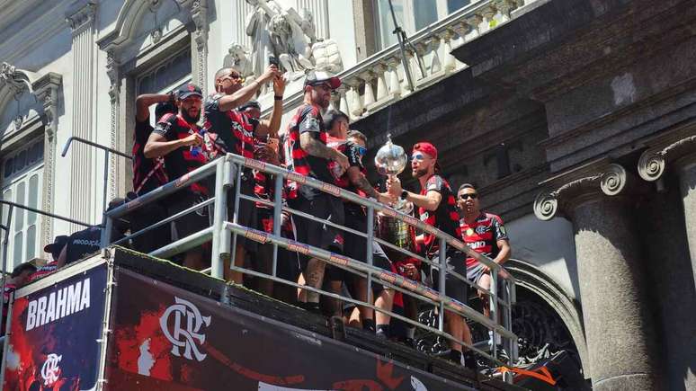 Flamengo team and fans celebrate in Rio to celebrate Flamengo's fourth goal -