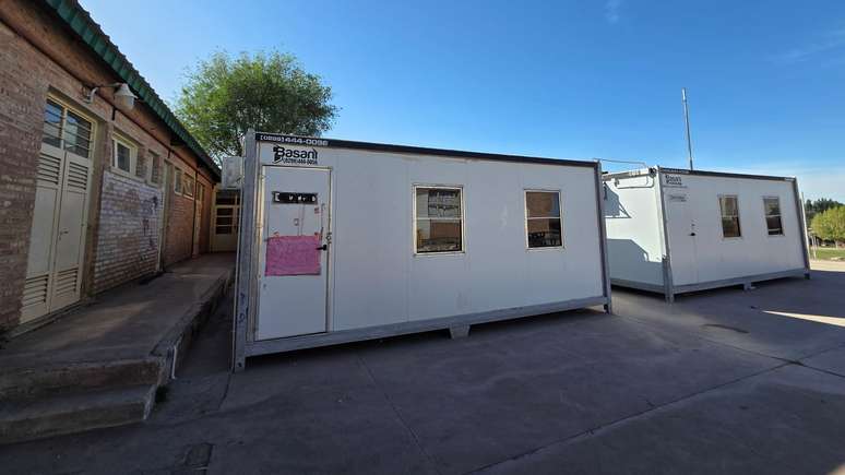 Dois cont&ecirc;ineres que funcionam como salas de aula no p&aacute;tio da escola secundarista CPEM 39