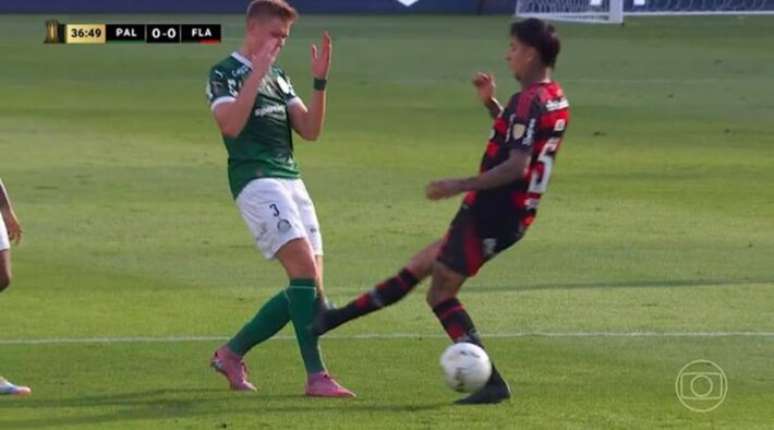 Polgar hit Bruno Fuchs on the leg in the first half of the final match between Palmeiras and Flamengo.