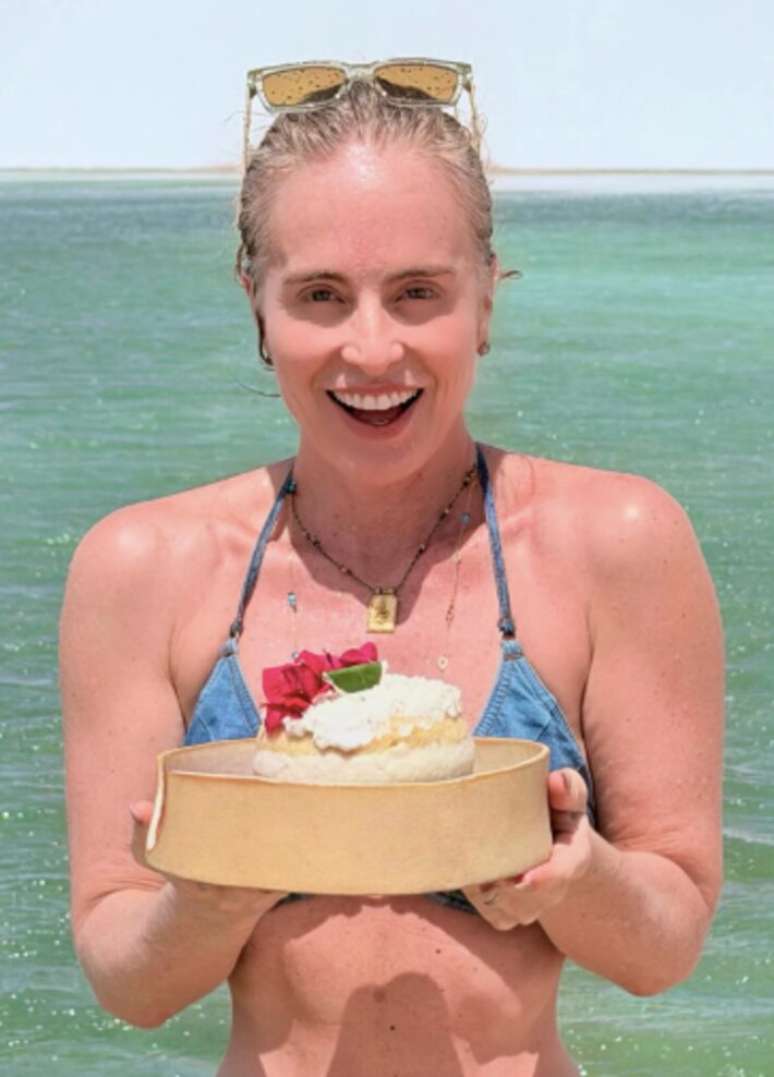 Angélica celebrates her 52nd birthday at Lençóis Maranhenses