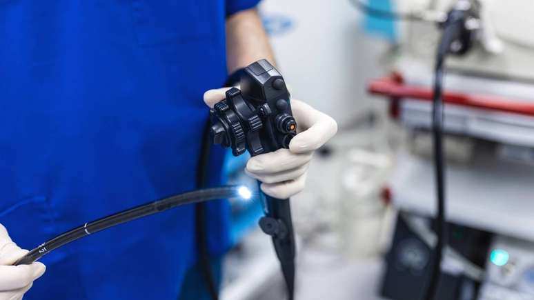 O contexto brasileiro evidencia ainda obstáculos estruturais, como demora na realização de colonoscopias, limitações de recursos no sistema de saúde pública e falta de campanhas massivas de conscientização – depositphotos.com / royalty