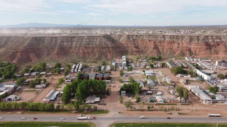 Na parte de baixo da foto, a estrada e a borracharia 'El Pampita', rodeada de &aacute;rvores. Em cima, o planalto, onde est&aacute; sendo constru&iacute;da a nova A&ntilde;elo.