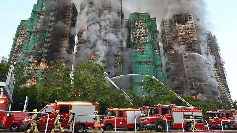 Cerca de dois mil bombeiros trabalharam para controlar o fogo