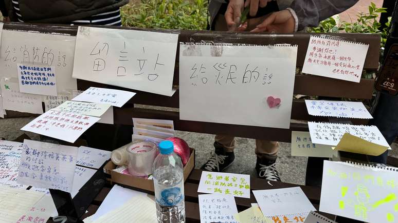 Bilhetes escritos &agrave; m&atilde;o estavam entre as homenagens prestadas &agrave;s v&iacute;timas