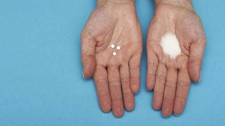 Adoçantes artificiais são compostos sintéticos utilizados como substitutos do açúcar comum em diversas bebidas e alimentos – depositphotos.com / Ramann