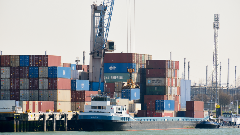 நெதர்லாந்தில் உள்ள ரோட்டர்டாம் துறைமுகத்தில் (ஐரோப்பாவில் மிகப்பெரியது) 70% க்கும் அதிகமான கொள்கலன் முனையங்கள் சீன நிறுவனங்களுக்கு சொந்தமானது