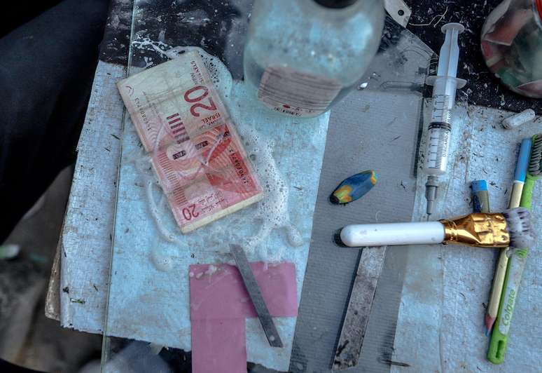 The materials used by Baraa Abu Aoun, who promises repairs “with high professionalism and without adhesive tape.”