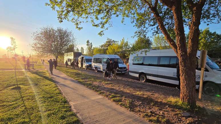 Os professores chegam &agrave; escola em &ocirc;nibus de viagem (atr&aacute;s, na imagem). Alguns deles ficam em A&ntilde;elo e outros tomam outro transporte para seguir at&eacute; escolas mais distantes