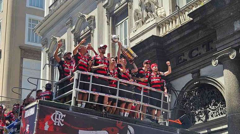 Jogadores do Flamengo erguem a ta&ccedil;a de campe&atilde;o da Libertadores na festa do t&iacute;tulo &ndash;