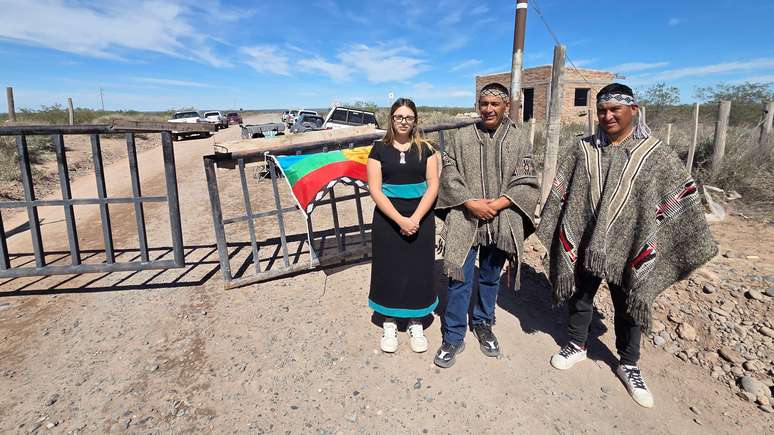 Quando a BBC News Mundo visitou A&ntilde;elo, houve um protesto da comunidade mapuche contra a empresa YPF no istmo que separa os lagos Mari Menuco e Los Barreales