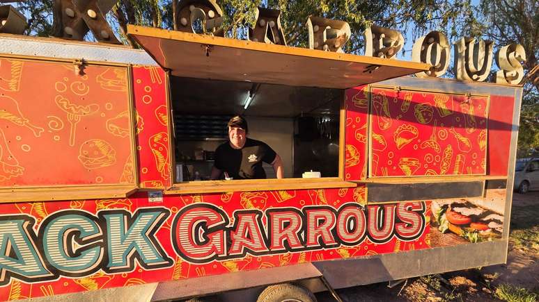 In&eacute;s Garros no seu trailer de comida ao lado da estrada