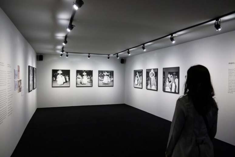 Na exposi&ccedil;&atilde;o 'Debret em quest&atilde;o &ndash; olhares contempor&acirc;neos', est&aacute; a s&eacute;rie do fot&oacute;grafo Marcel Gautherot (1910-1996), que registrou o desfile de 1959 da escola de samba Acad&ecirc;micos do Salgueiro, cujo tema foi Viagem Pitoresca Atrav&eacute;s do Brasil - Debret.