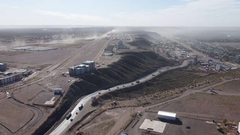 Uma das duas estradas que ligam o centro hist&oacute;rico de A&ntilde;elo (dir.) &agrave; cidade nova no planalto (esq.)