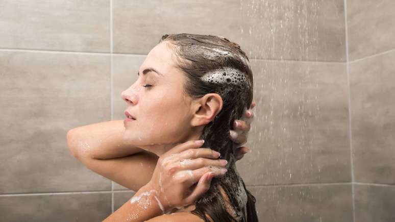Dormir com o cabelo úmido pode causar desconfortos extras, como alergias, mau cheiro e até quadros respiratórios – depositphotos.com / IgorVetushko