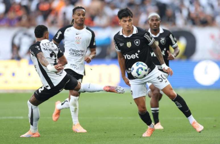 Marlon Freitas foi titular no Botafogo contra o Corinthians –
