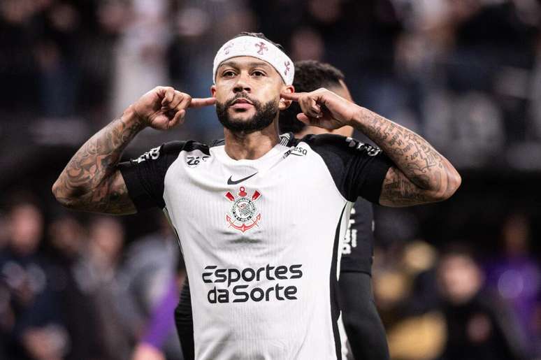 Memphis Depay (Corinthians) celebrando seu gol contra o São Paulo, no dia 20.11.2025 